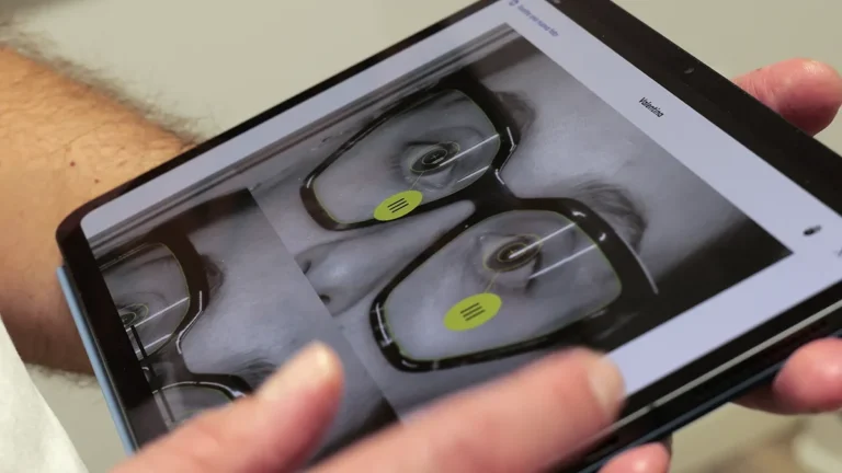 tablet per effettuare la centratura dell'occhiale