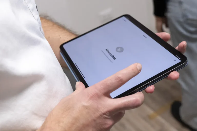 tablet per effettuare la centratura dell'occhiale